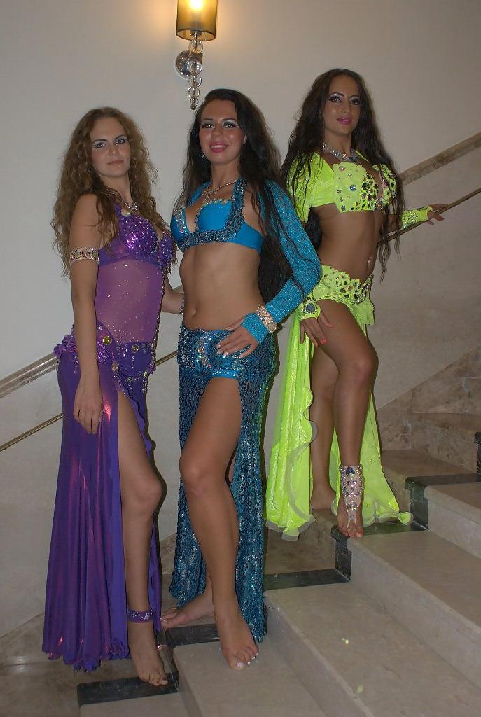 25P Barefoot Russian Women