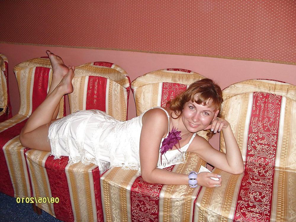 25P Barefoot Russian Women
