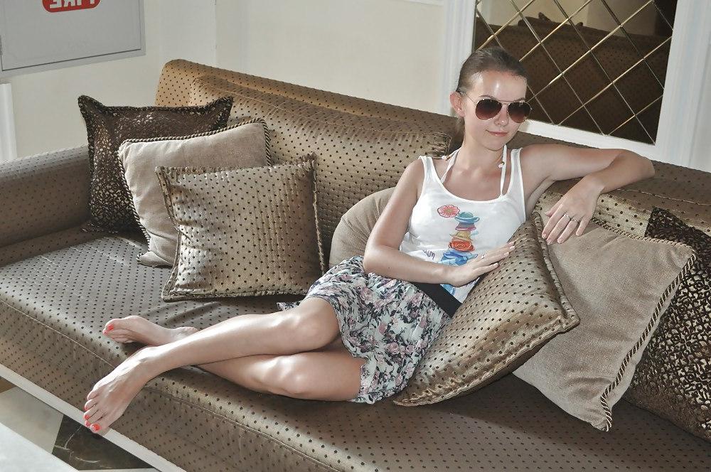 25P Barefoot Russian Women