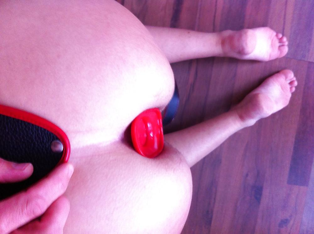 23P TOPBICHE red anal buttplug and leather pant.