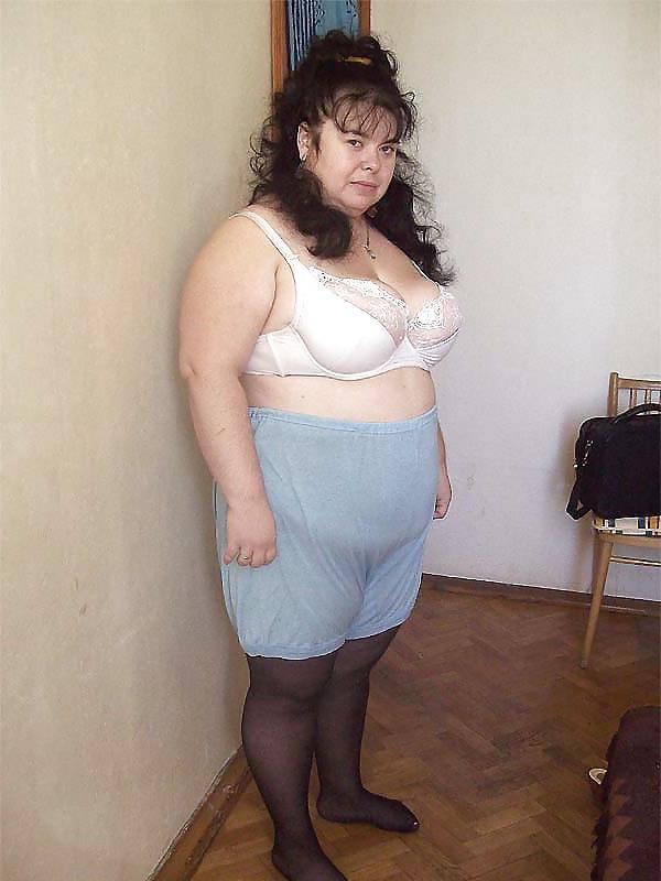 18P Mature women in knickers!