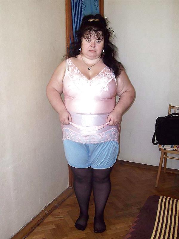 18P Mature women in knickers!