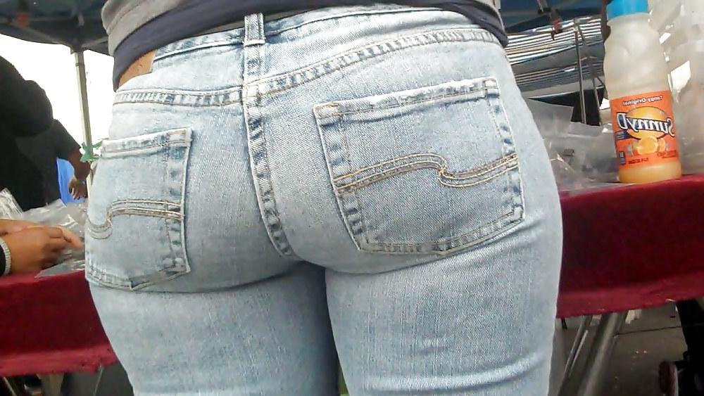 25P Come see her shop with her ass & butt in jeans