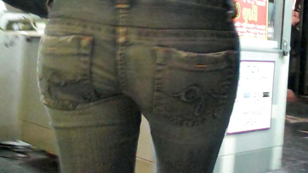 25P Come see her shop with her ass & butt in jeans