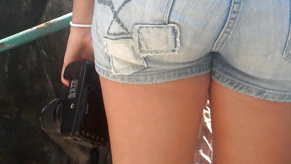 25P Come see her shop with her ass & butt in jeans