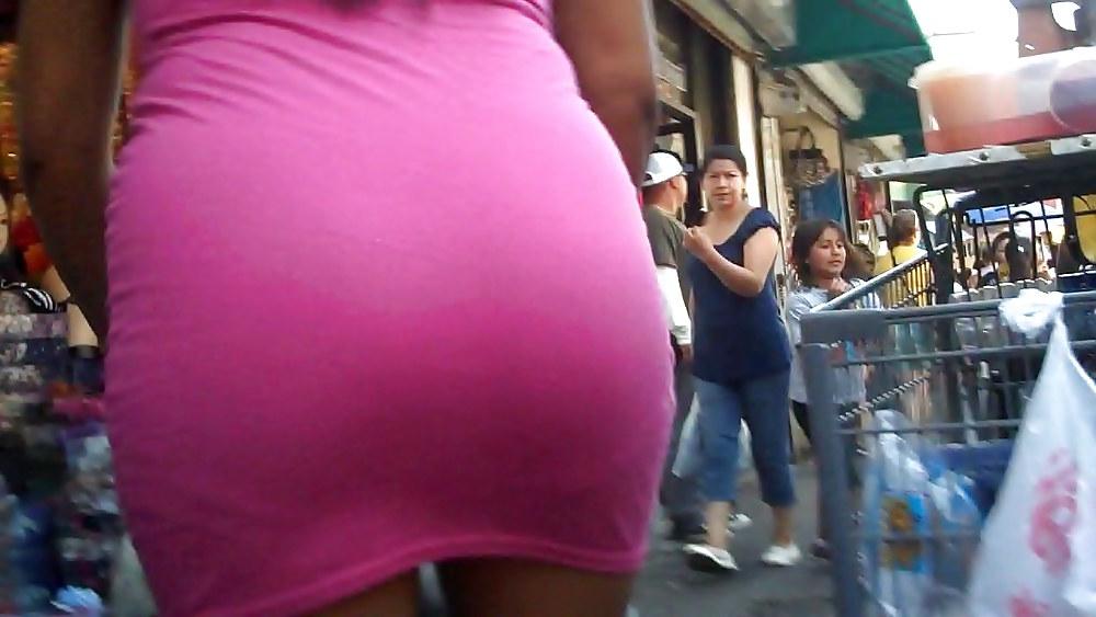 25P Come see her shop with her ass & butt in jeans