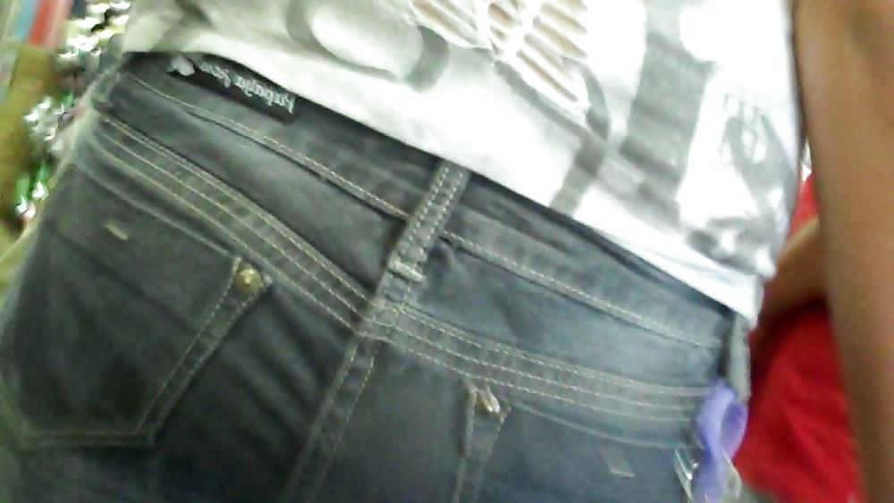 25P Come see her shop with her ass & butt in jeans
