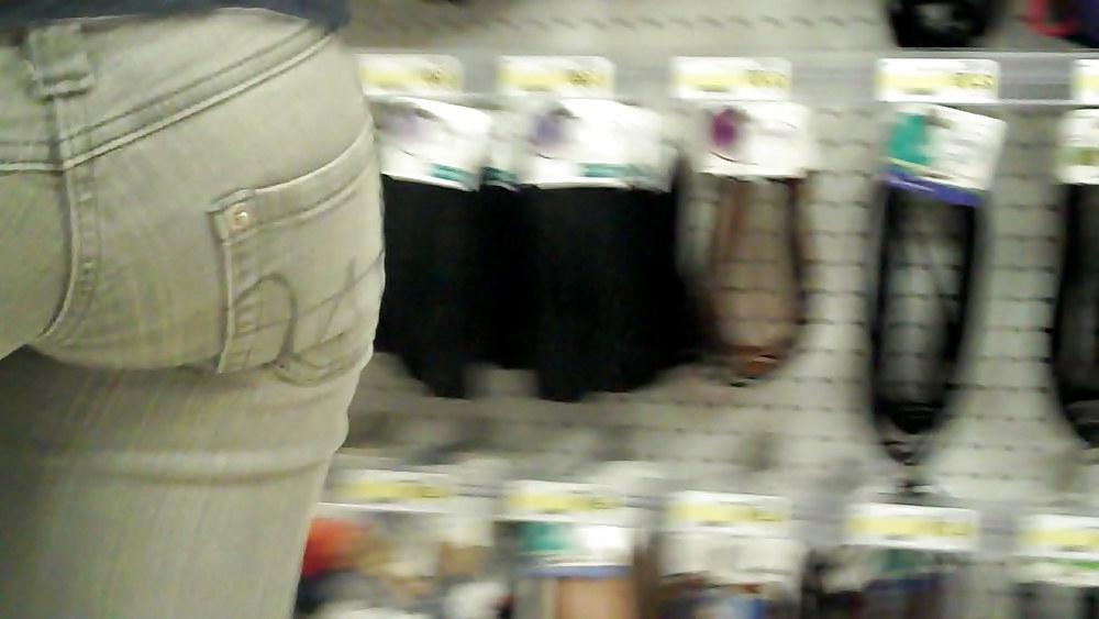 25P Come see her shop with her ass & butt in jeans