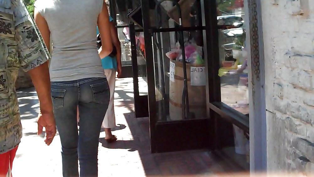 25P Come see her shop with her ass & butt in jeans
