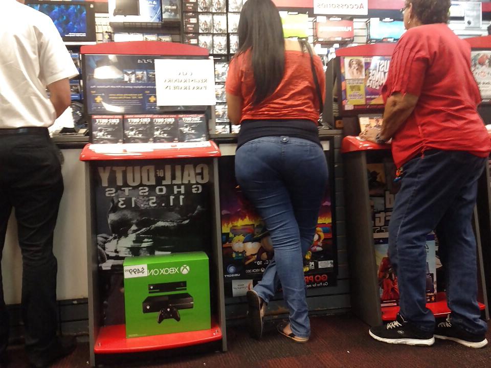 25P Voyeur Butts
