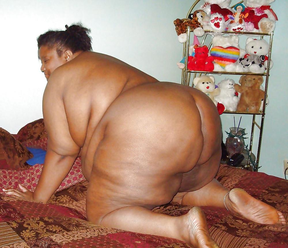 25P EBONY BLACKS MIFLS & MATURES SHOWS THEIR BIG ASSES