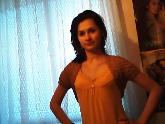 20P Sexy romanian amateur posing