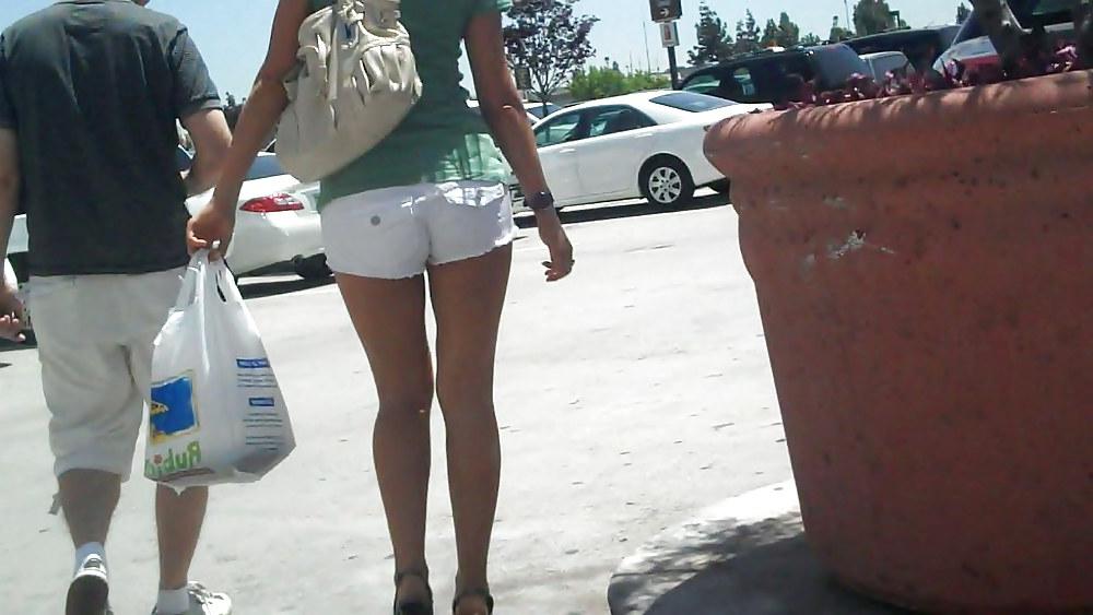 25P Girl in white short cutoff jeans showing her ass & butt !