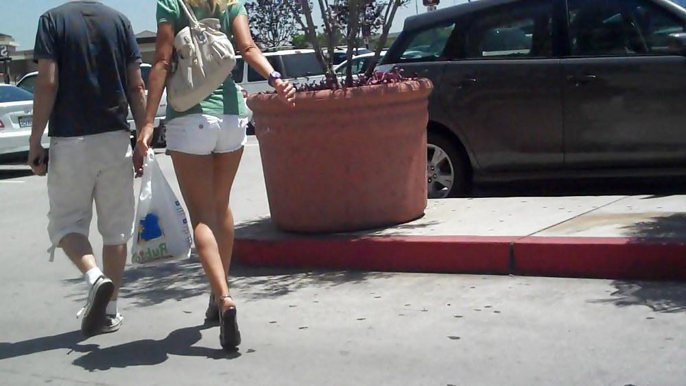 25P Girl in white short cutoff jeans showing her ass & butt !