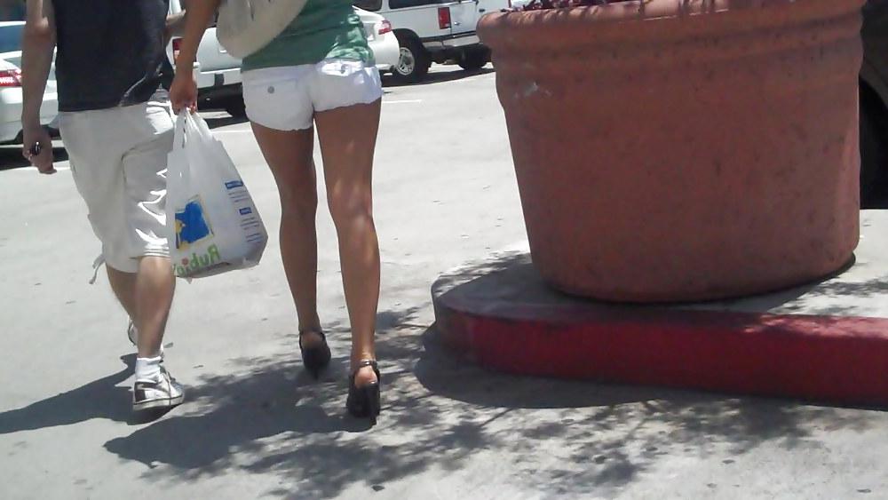 25P Girl in white short cutoff jeans showing her ass & butt !