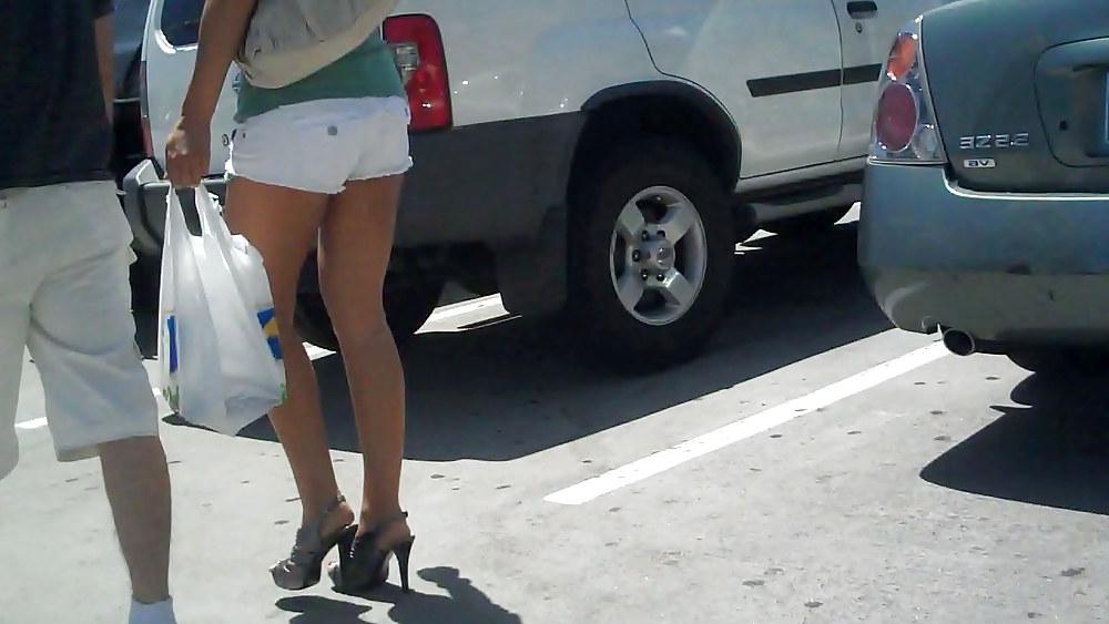 25P Girl in white short cutoff jeans showing her ass & butt !