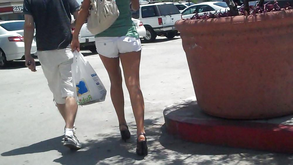 25P Girl in white short cutoff jeans showing her ass & butt !