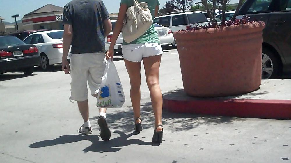 25P Girl in white short cutoff jeans showing her ass & butt !