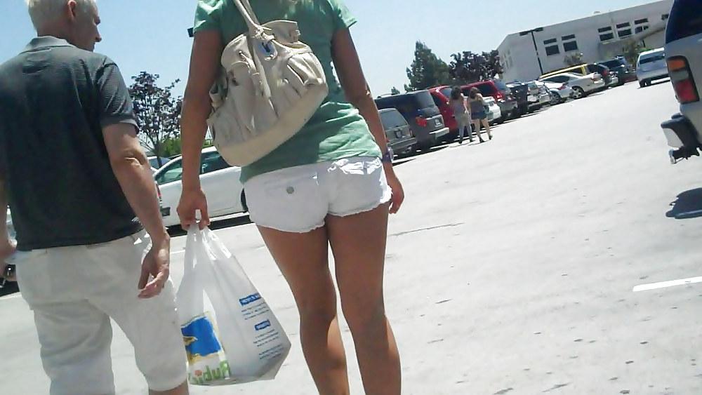 25P Girl in white short cutoff jeans showing her ass & butt !