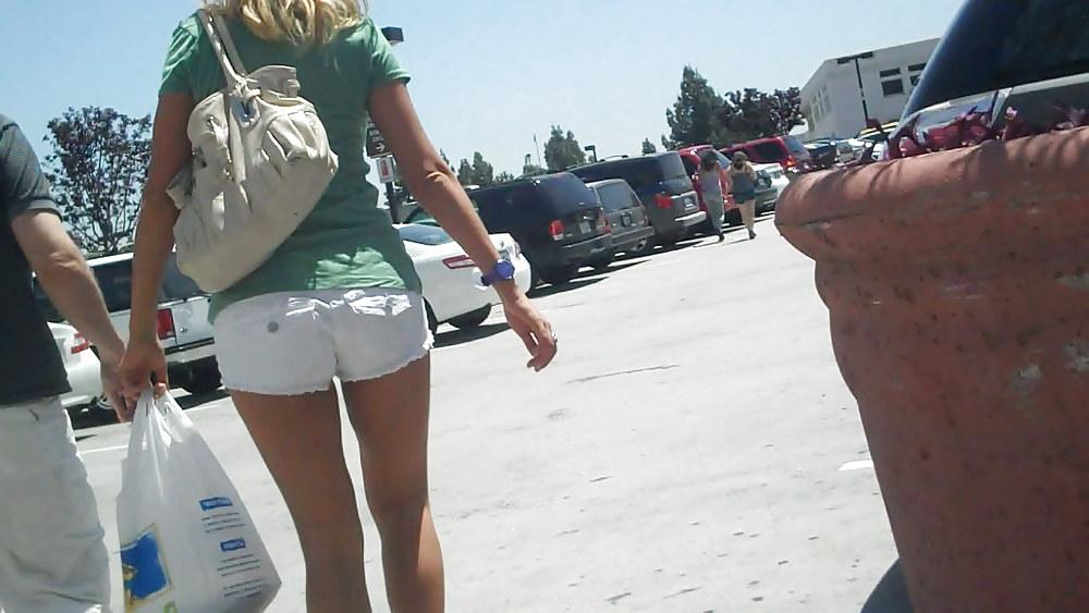 25P Girl in white short cutoff jeans showing her ass & butt !