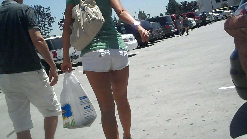 25P Girl in white short cutoff jeans showing her ass & butt !