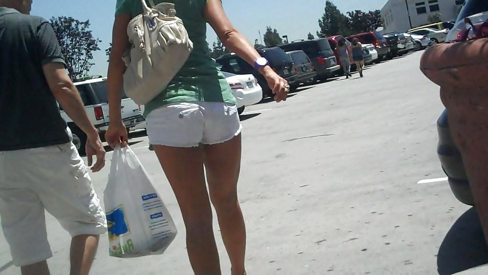 25P Girl in white short cutoff jeans showing her ass & butt !