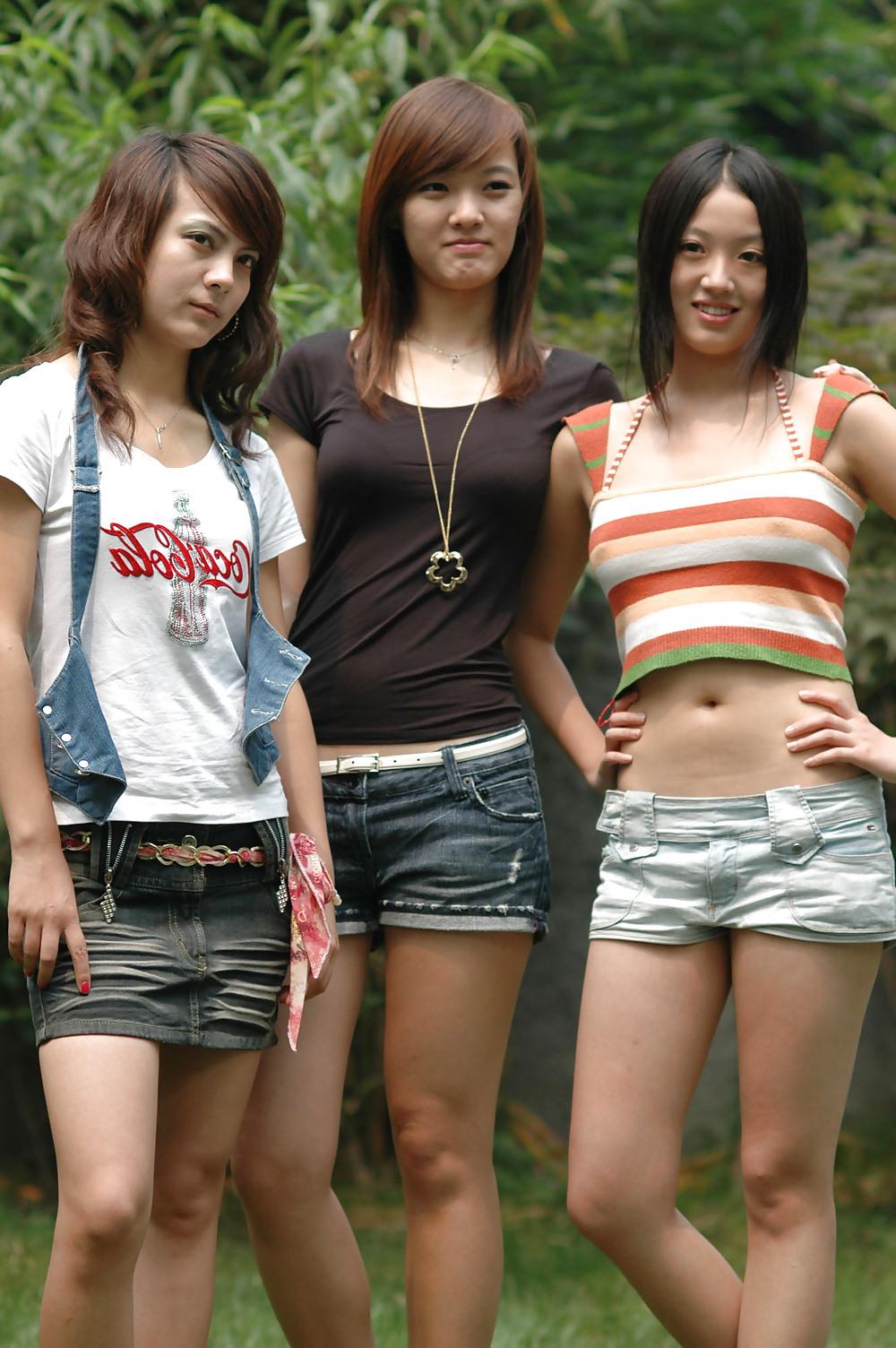 9P 3 sexy asian teens posing outside