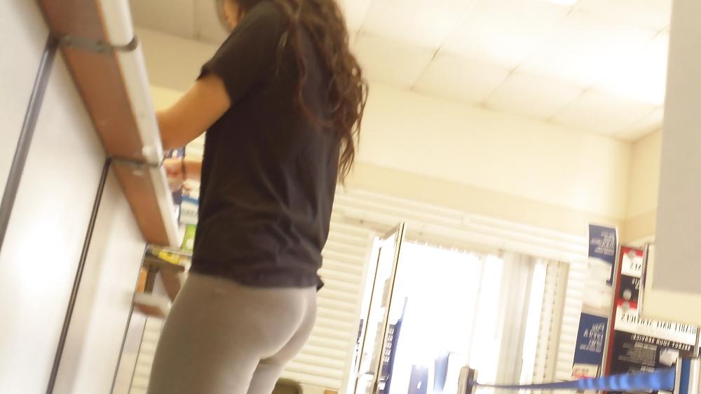 25P Teen ass & butt in sweatpants