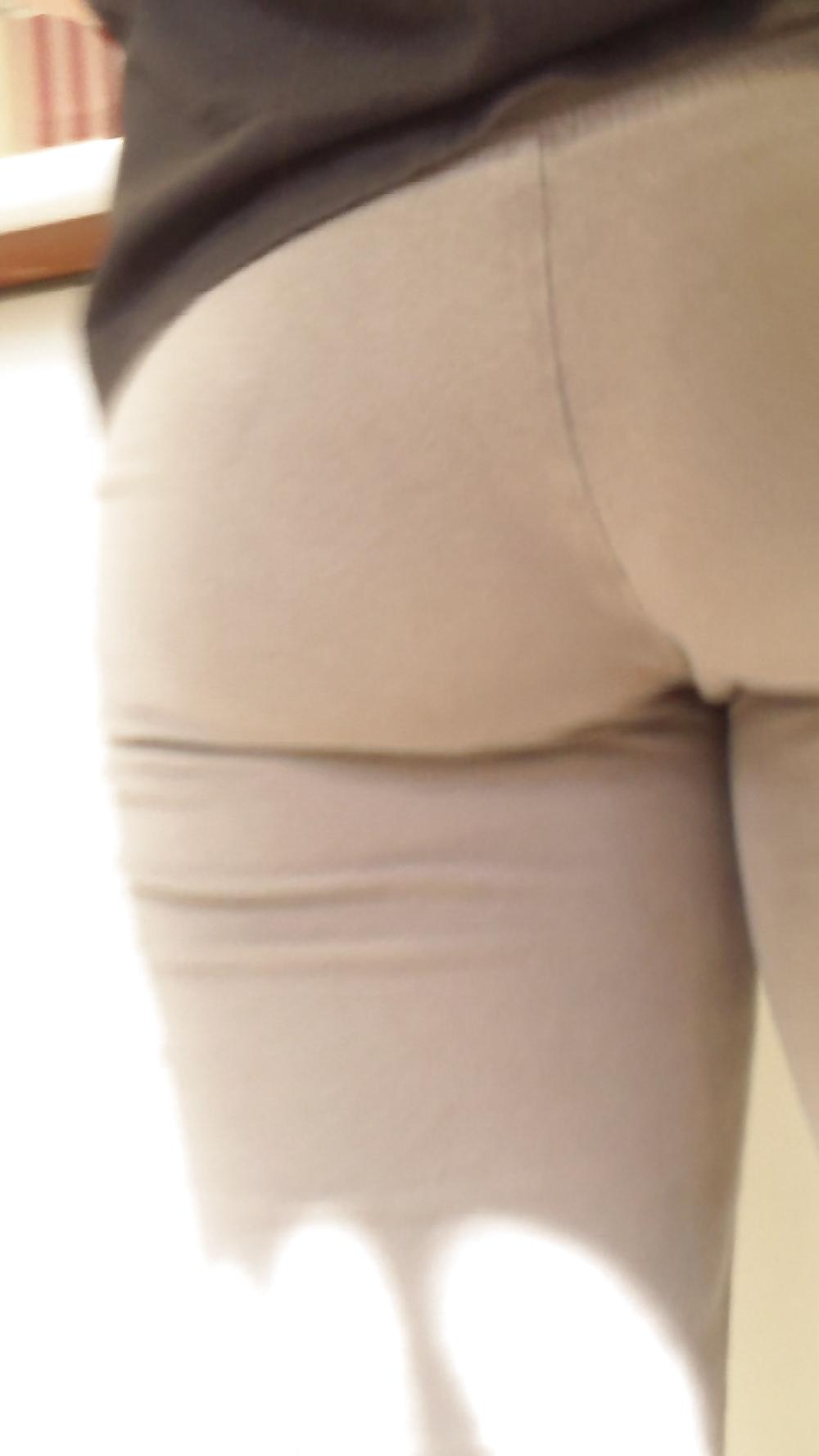 25P Teen ass & butt in sweatpants