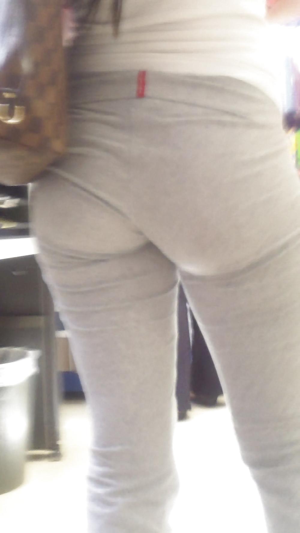 25P Teen ass & butt in sweatpants