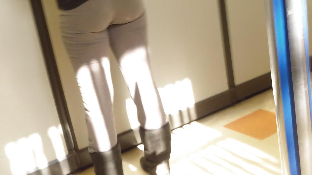 25P Teen ass & butt in sweatpants