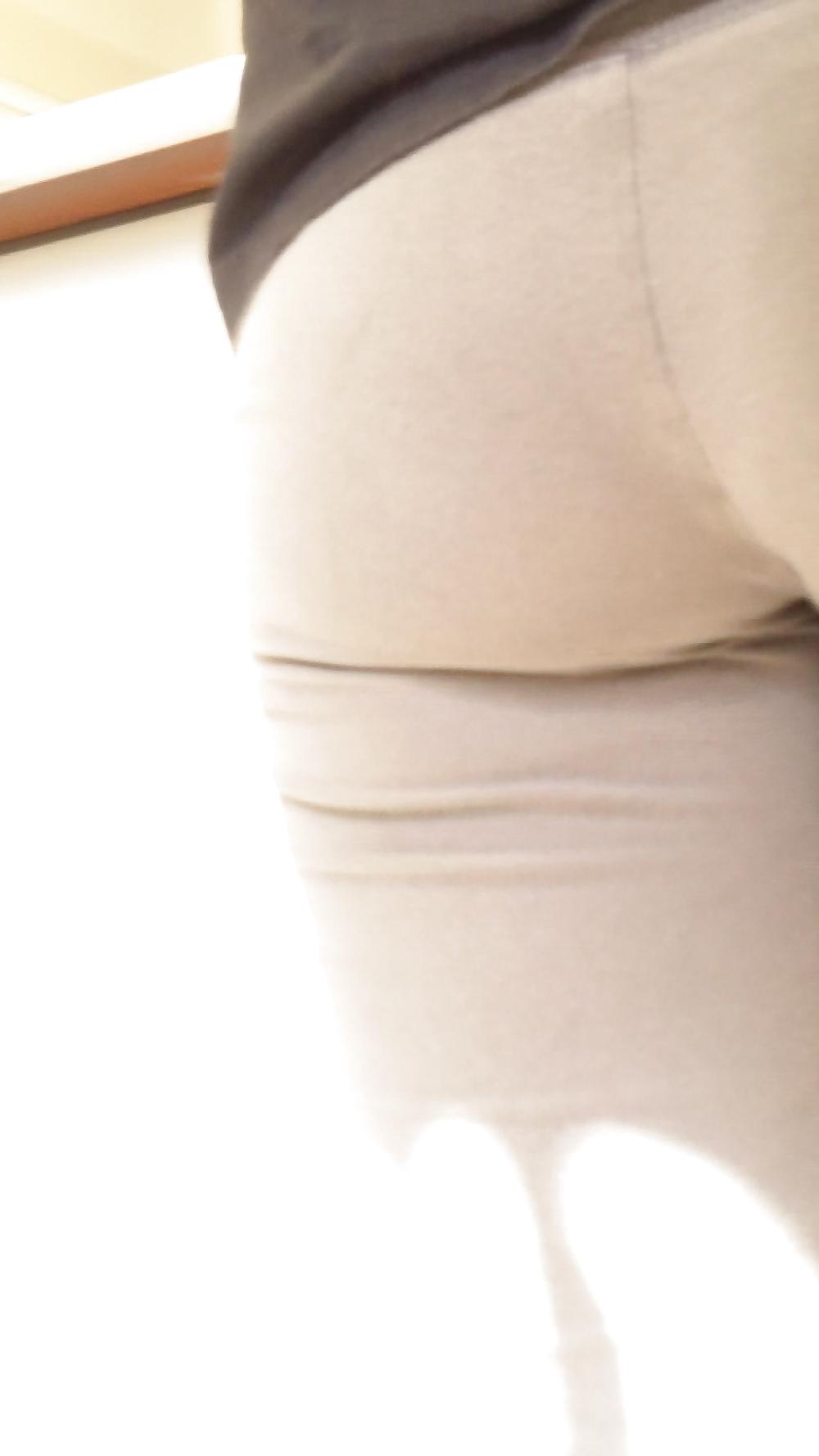 25P Teen ass & butt in sweatpants