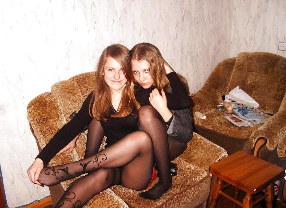 25P Teens in pantyhose (non nude)