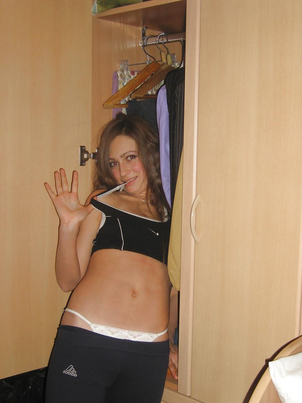 25P Brown hair girl posing