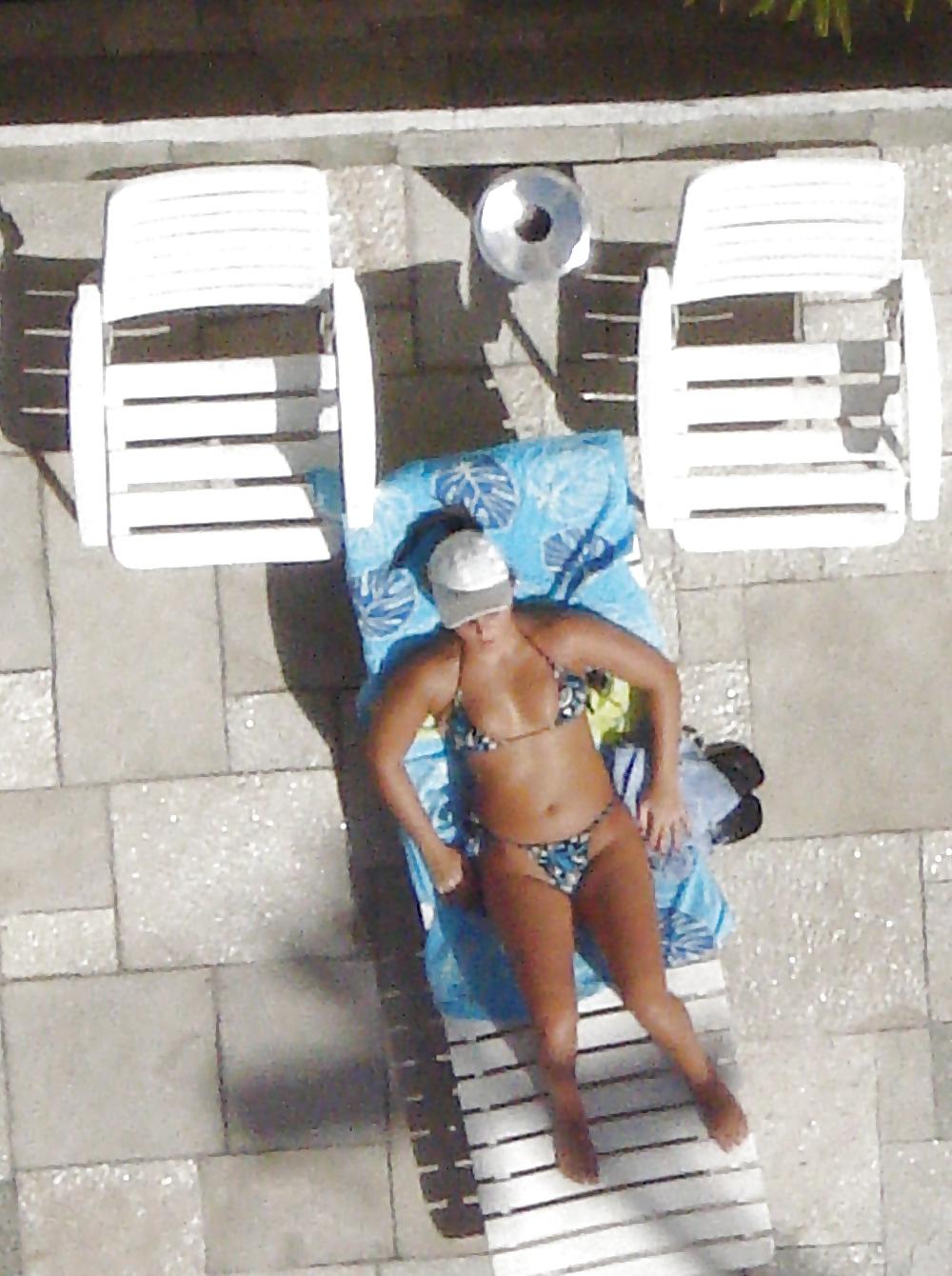 25P SDRUWS2 -  NEIGHBORHOOD VOYEUR