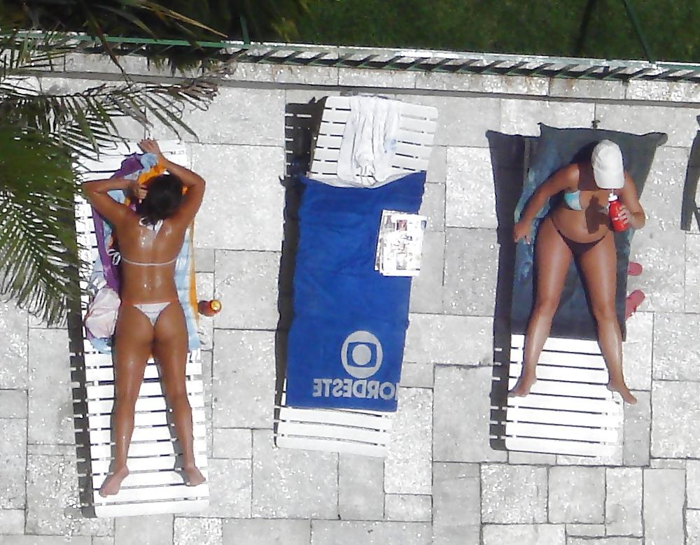 25P SDRUWS2 -  NEIGHBORHOOD VOYEUR