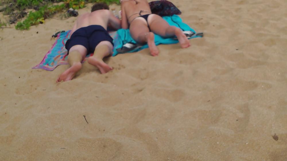 16P Girls at the beach butt & ass in bikini's