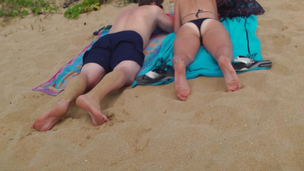 16P Girls at the beach butt & ass in bikini's