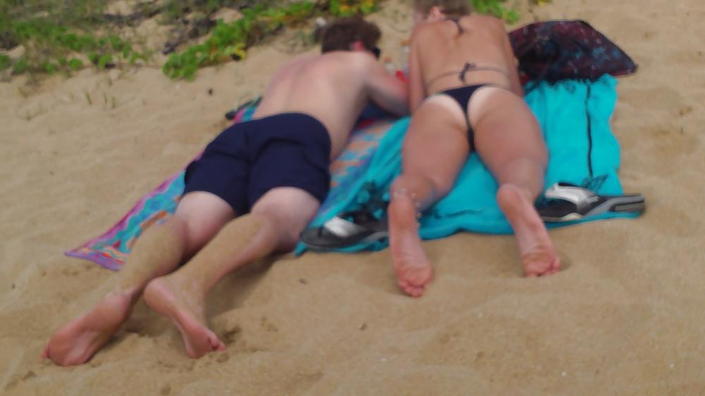 16P Girls at the beach butt & ass in bikini's