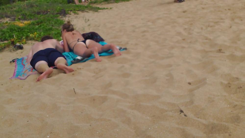 16P Girls at the beach butt & ass in bikini's