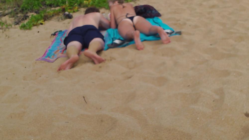 16P Girls at the beach butt & ass in bikini's