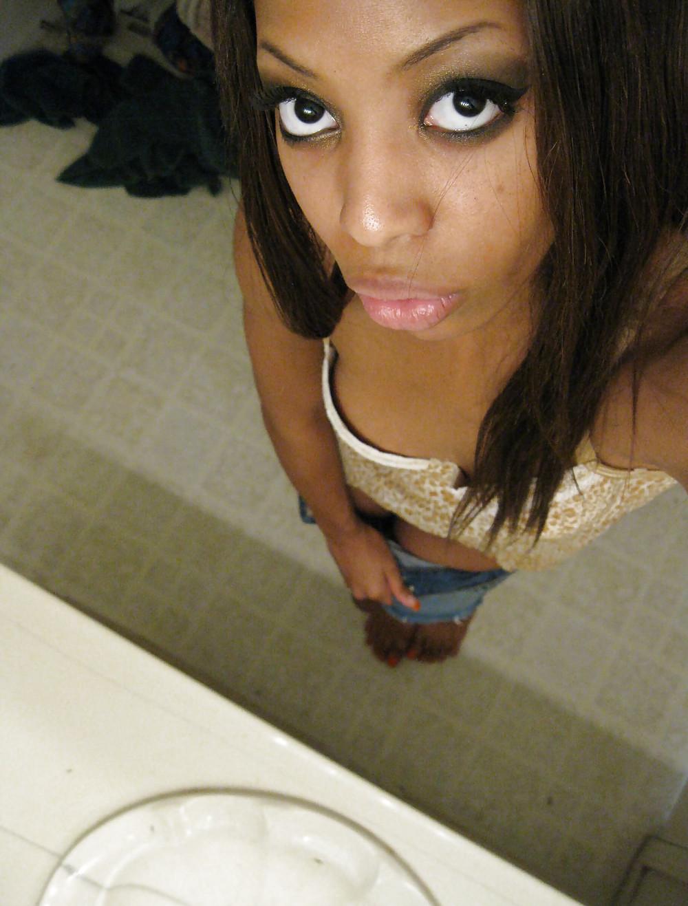 25P Splendid Ebony Teen self-shot