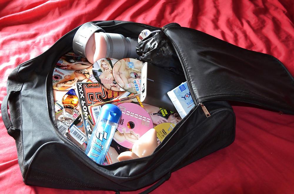 6P Porn addict packs for vacation