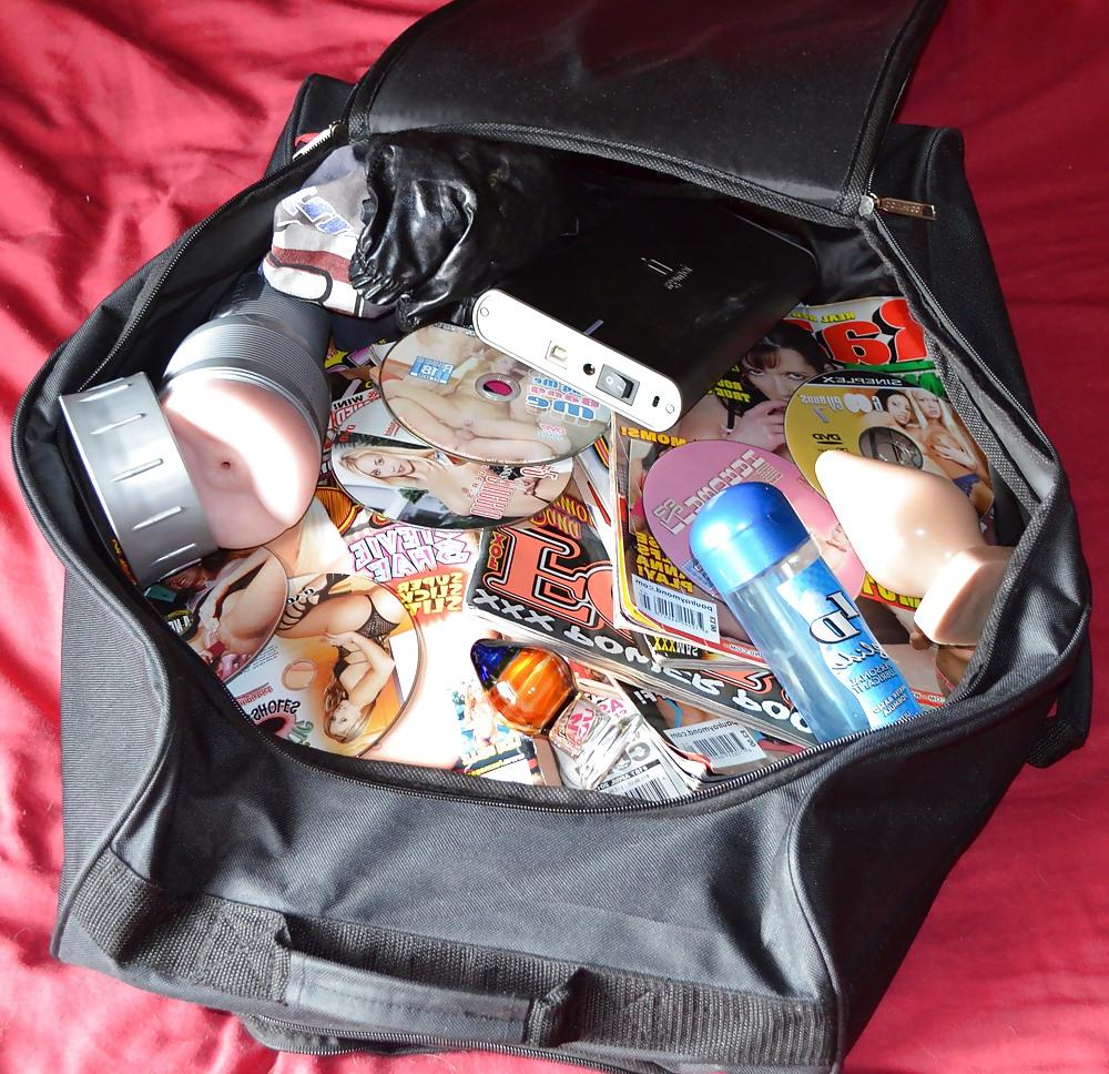 6P Porn addict packs for vacation