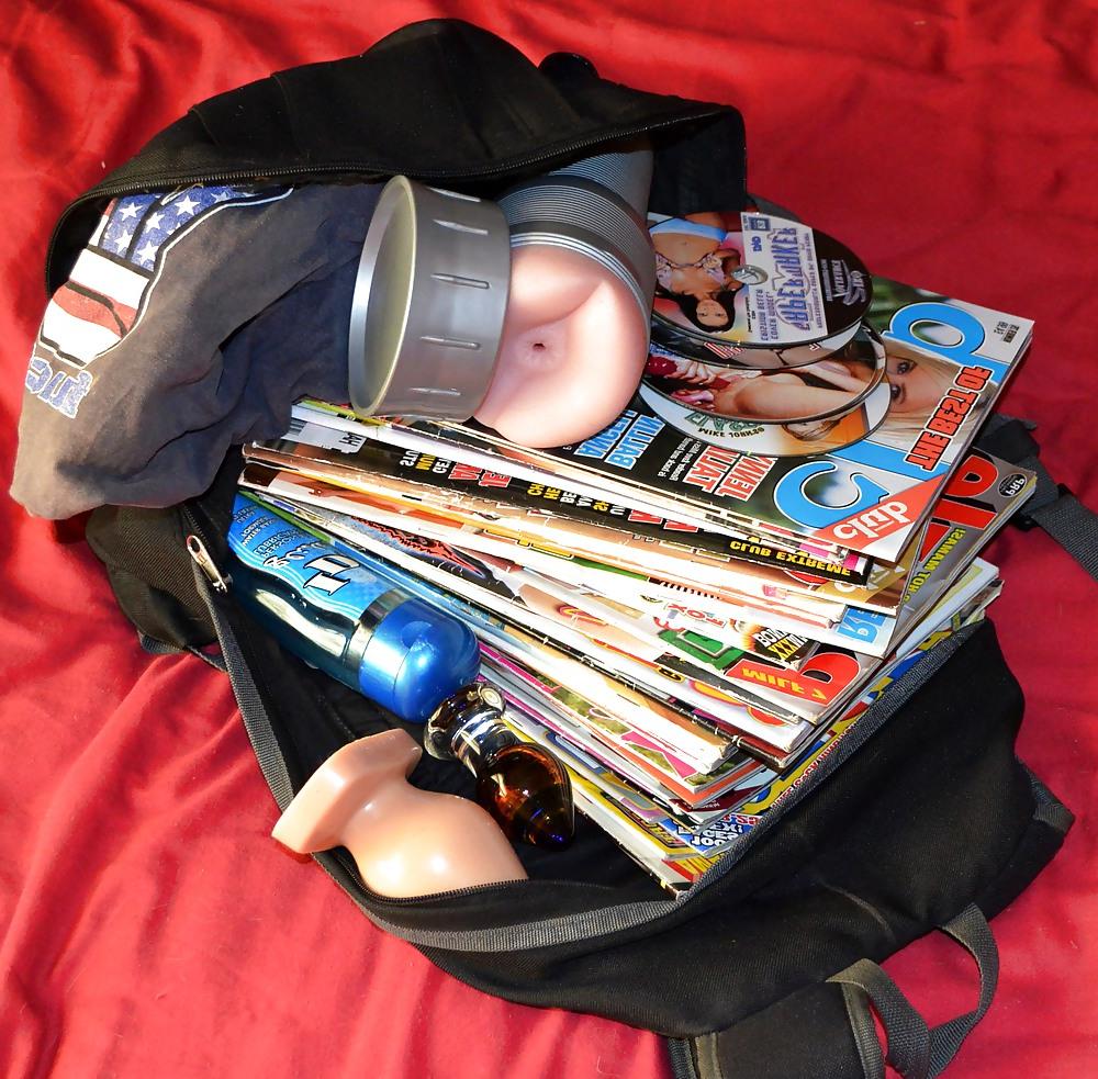 6P Porn addict packs for vacation