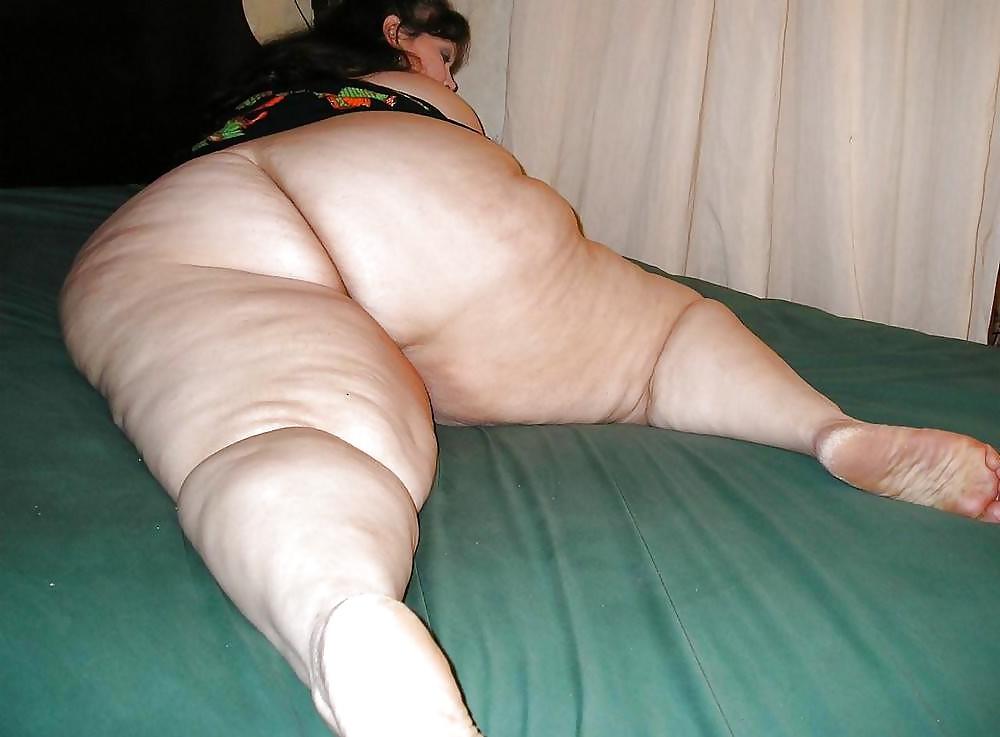 25P BIG Round & FAT Asses on the Bed! #1