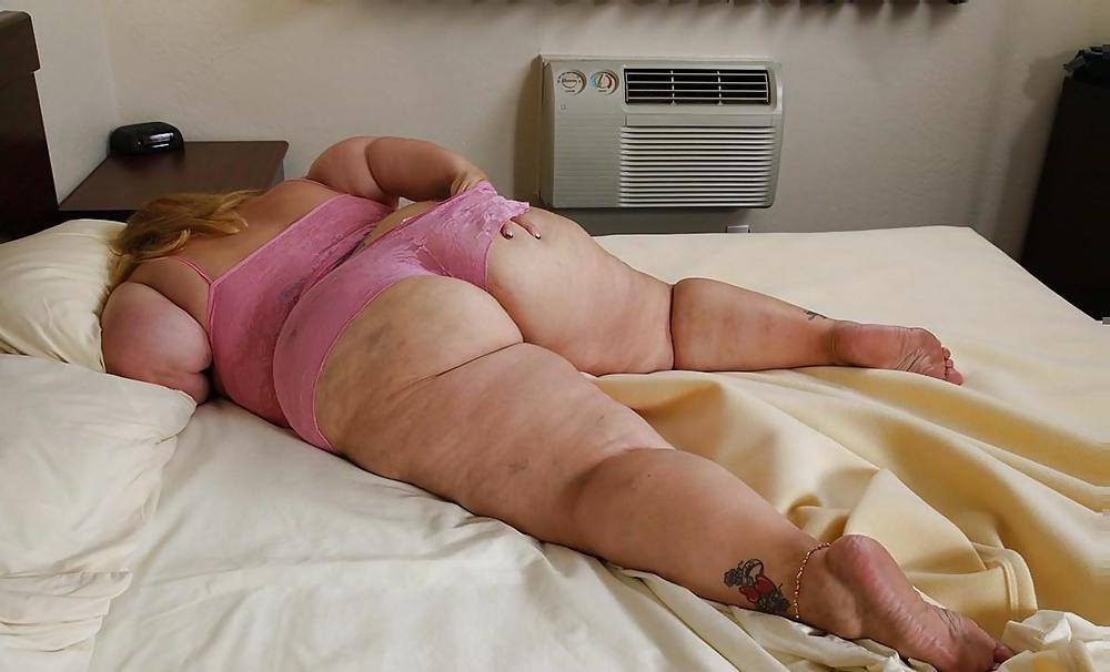 25P BIG Round & FAT Asses on the Bed! #1