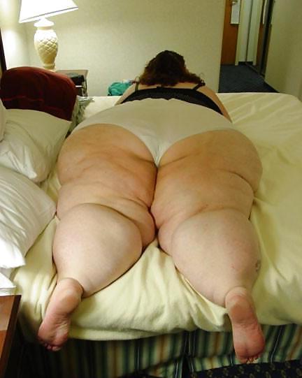 25P BIG Round & FAT Asses on the Bed! #1