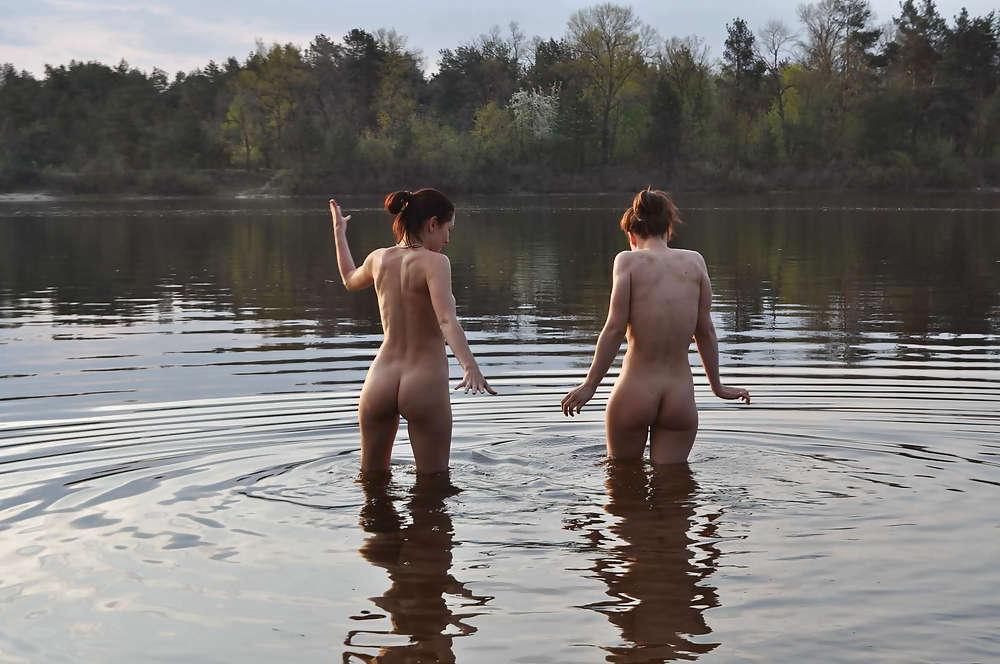 25P Quartet nude on vacation