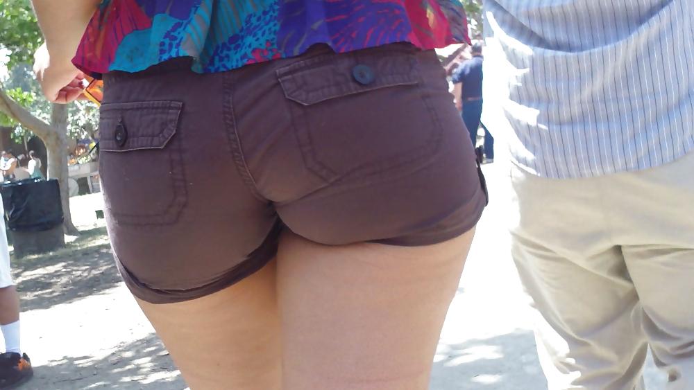 19P Nice big bubble butt & ass in short pants 
